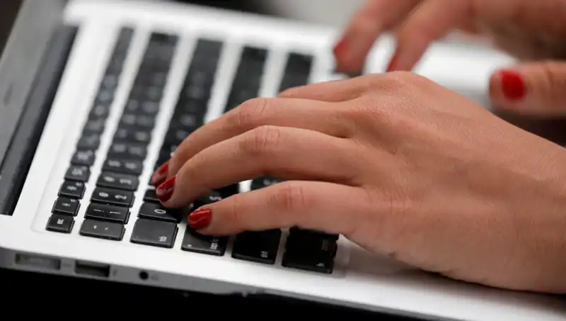 Laptop Mikrofonları: Kapalıyken Bile Dinlenme Tehlikesiyle Yüz Yüze