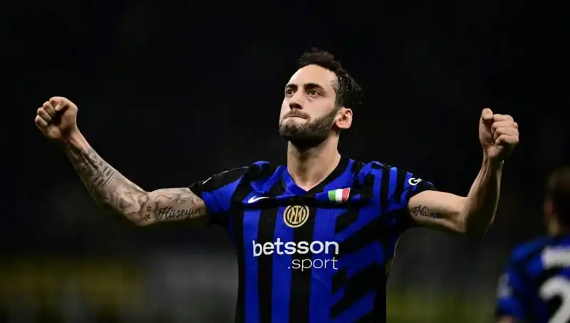 Hakan Çalhanoğlu'nun Tatili Sonrası Inter'e Dönüşü İçin Kritik Toplantı!