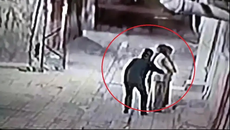 Polisler Simitçi ve Pazarcı Kılığıyla Kapkaççılara Baskın Düzenledi