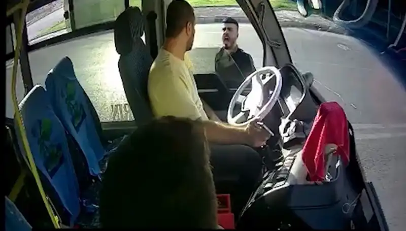 Antalya’da Otobüs Şoförüne Bıçak Çeken Şahıs Kıskıvrak Yakalandı