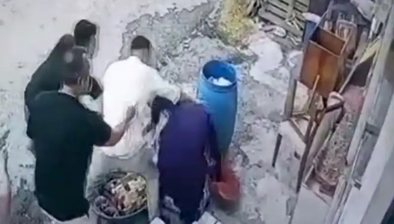 Başakşehir'de Baba ve Oğlu "Bidon" Kavgasında 58 Yaşındaki Kadını Darbetti