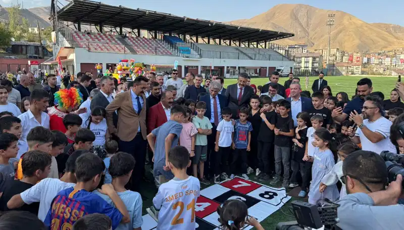 Hakkari'de Coşku Dolu Bir Anadolu Şenliği Başladı