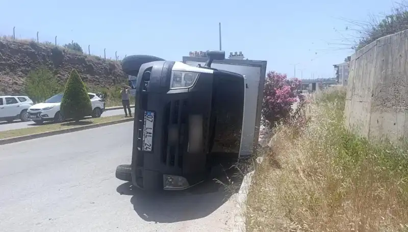 Hafif Ticari Araç, Kamyoneti Devrildi: Şok Edici Kaza Anı!