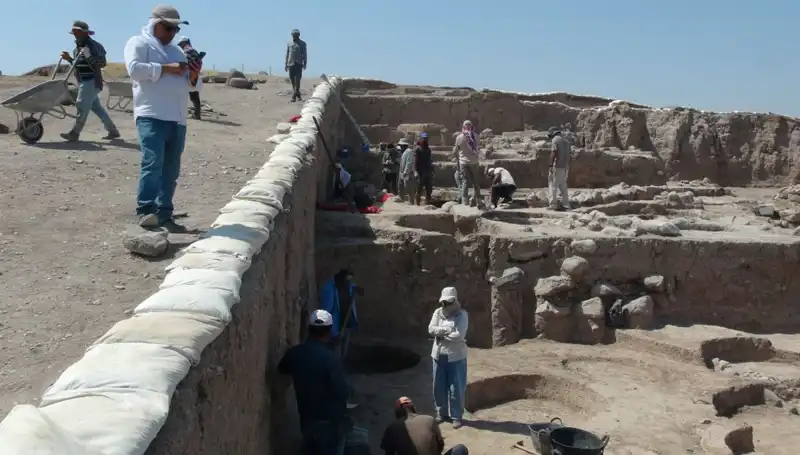 Oylum Höyük’te Kazı Çalışmaları Devam Ediyor: Sıcak Havaya Rağmen Arkeologların Azmi