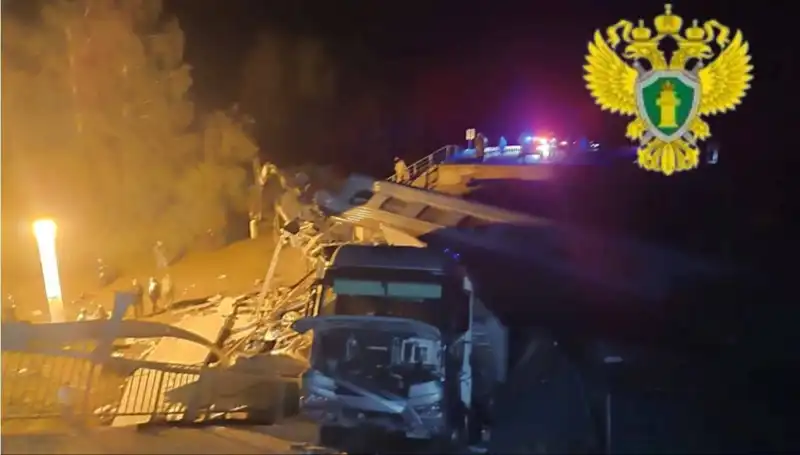Rusya'da Tragedi: İki Köprü Çöktü, Yedi Kişi Hayatını Kaybetti