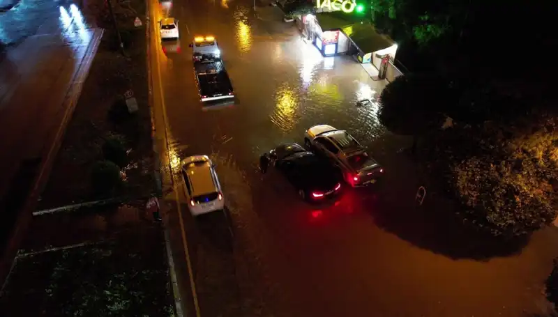 Adana'da Sağanak Yağış Hayatı Felç Etti: Caddeler ve Yollar Sular Altında Kaldı