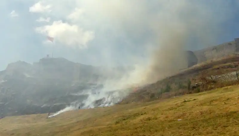 Kars Kalesi'nin Eteklerinde Yangın: Doğa Ne Kadar Dayanıklı?