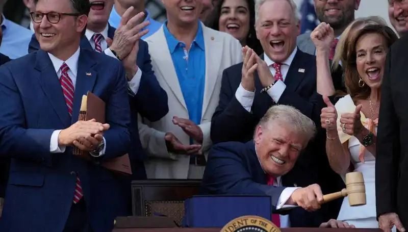 Trump'tan Çarpıcı Hamle: "Büyük, Güzel Yasa Tasarısı" Resmen İmzalandı!