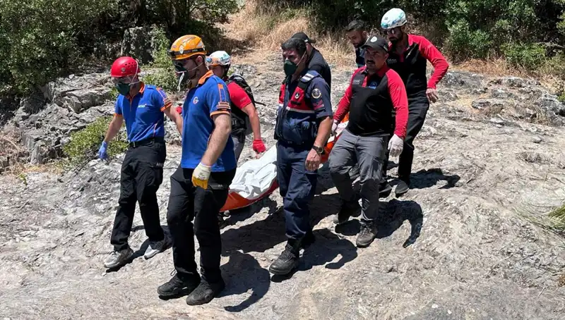 Kayalıkların Arasında Sır Ölüm: Doğanın Korkutan Yüzü