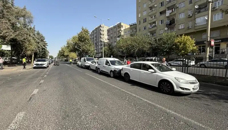Diyarbakır'da Feci Kazada 5 Araç Birbirine Girdi!