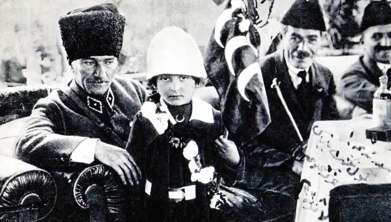 Unutulmaz Fotoğrafın Hikayesi: Bayramın Sıcak Anları ve O Şapkanın Altında Gizlenenler