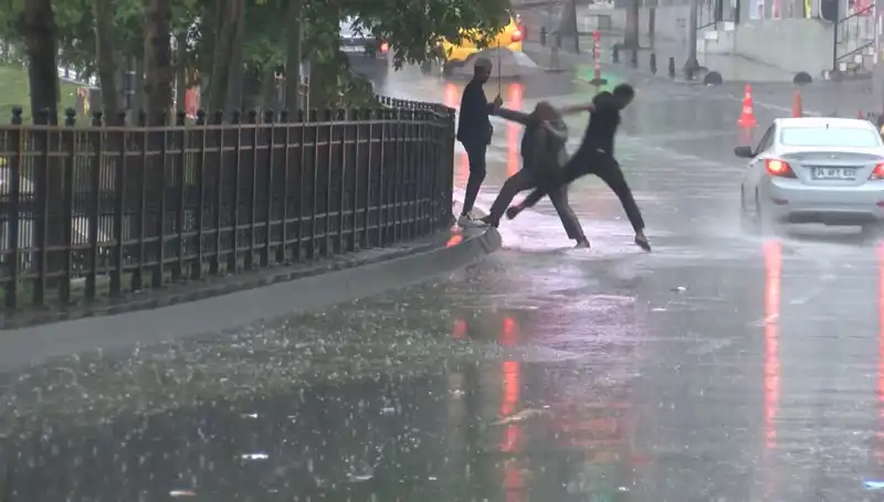 İstanbul ve İzmir'de Turuncu Kodlu Meteoroloji Uyarısı: Hazırlıklı Olun!