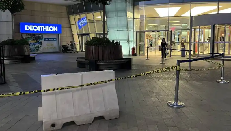 Alışveriş Merkezinin Önünde Şok Tektik: Çalıntı Araçla Silahlı Saldırı!