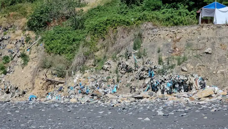 Kozlu Sahil’de Görülen Çöp Yığını Tüm Dikkatleri Üzerine Çekiyor