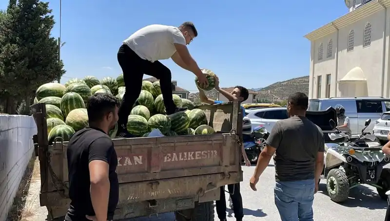 Tonlarca Karpuz Dağıtan Hayırsever, Şehri Sevgiyle Doldurdu