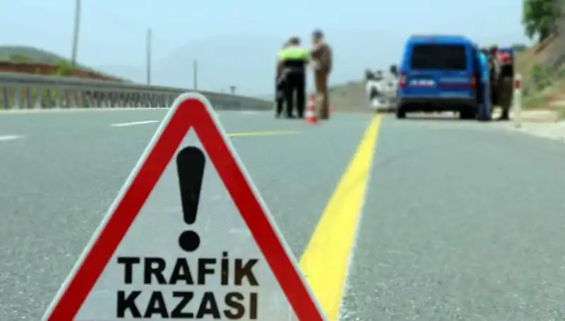Otomobil ile Hafif Ticari Araç Çarpıştı: 6 Hayat Kurtaramadı