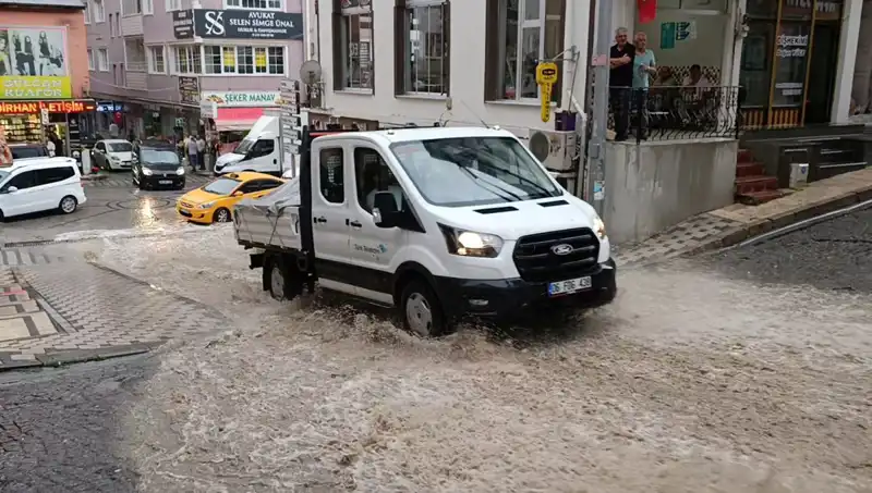 Şehirleri Alt Üst Eden 10 Dakikalık Sağanak Yağışın Etkileri