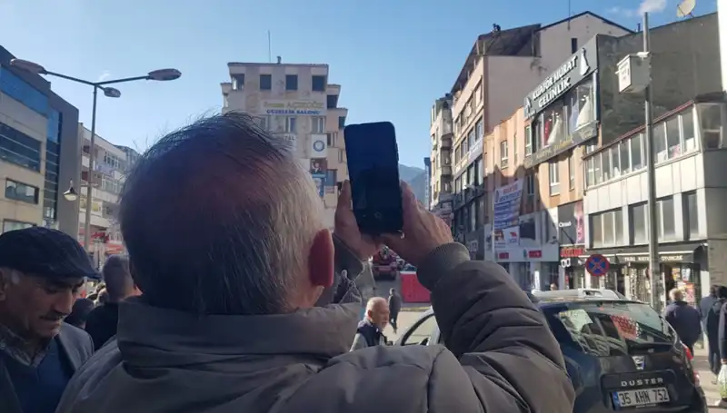 Çatıdaki Macera: Gençler Aşk İçin Yarıştı!