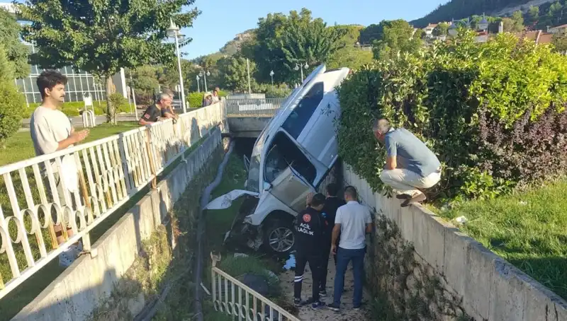 Muğla'da Aniden Direksiyon Kıran Sürücü Kaza Yaptı: Olay Anını Kaçırmayın!
