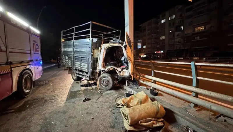 Kamyonet Yön Tabelasına Çarptı: Sürücünün Korkunç Kazası