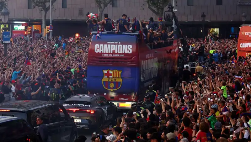 Barcelona’nın Yıldızları Taraftarlarıyla Buluştu: Sadece Futbol Değil, Tutku ve Sevgi!