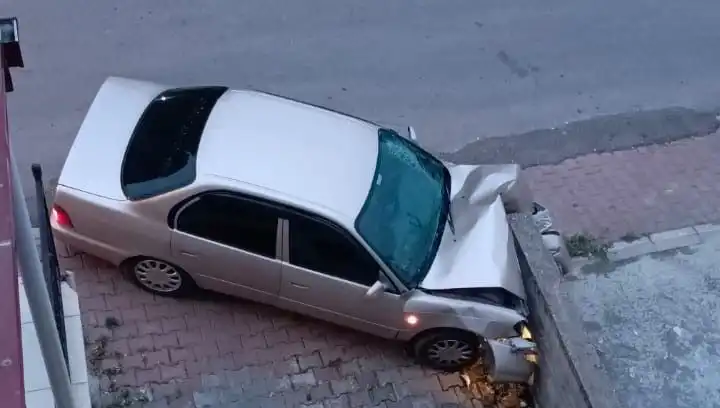 Kontrolü Kaybeden Araç Duvara Çarparak Büyük Paniğe Neden Oldu
