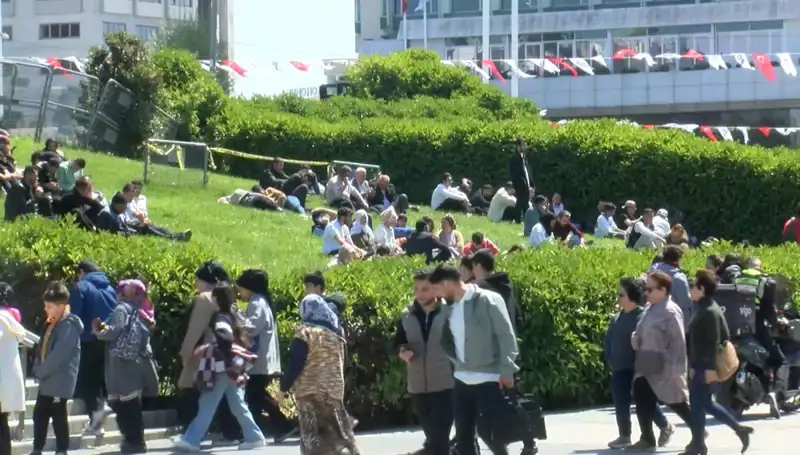Taksim’de Deprem Yoğunluğu: Vatandaşlar Gergin Bekleyişte