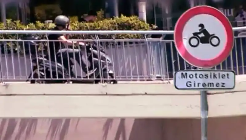 Üst Geçitler Motokuryelerin İşgali Altında: Yeni Bir Sorun Mücadele Ediliyor