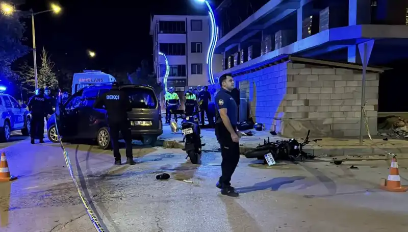 Motosikletle Otomobil Çarpıştı: İki Kişi Hayatını Kaybetti