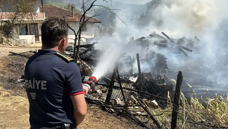Evde Başlayan Yangın Ormana Yayıldı, Ekipler Tüm Hızıyla Mücadele Ediyor!