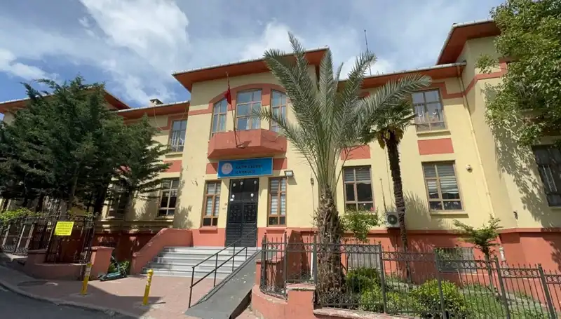 Depremde Hasar Gören Okullarda Riskli Durum: Öğrenciler Ne Olacak?