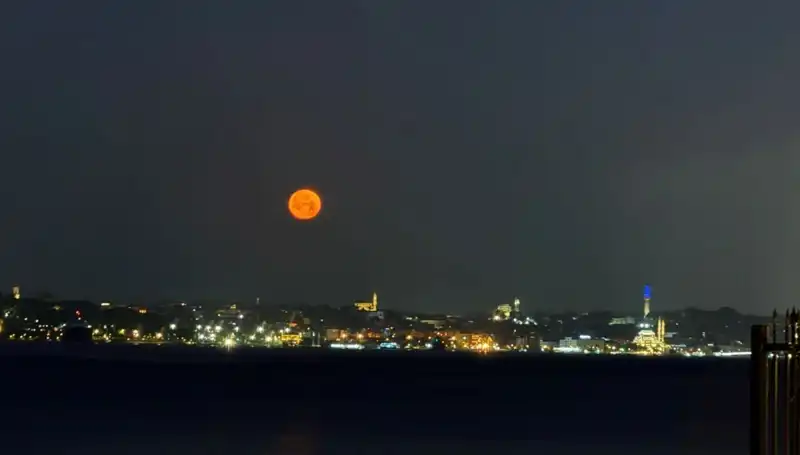 İstanbul'da "Çilek Dolunayı": Göz Alıcı Manzaralar Şehri Sarhoş Etti