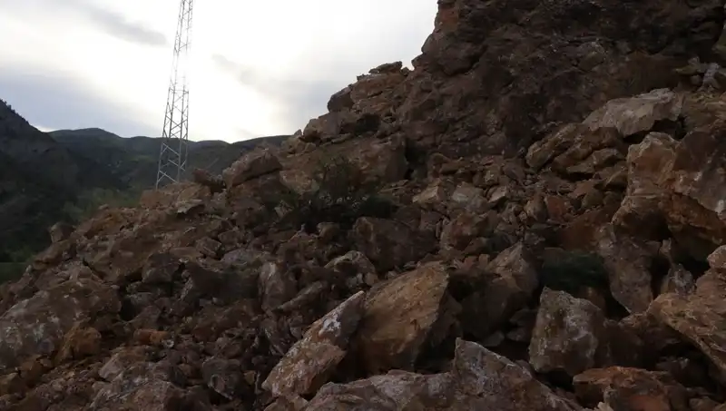 Erzurum'da Heyelan: Dev Kayalar Yolu Ulaşıma Kapandı, Şiddetli Yağışlar Etkili Oldu