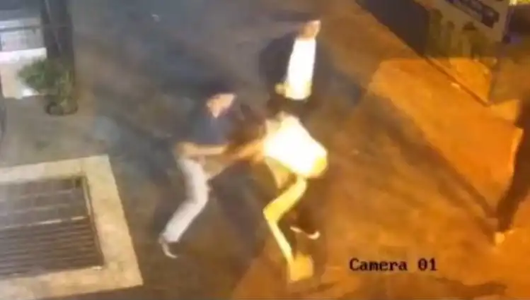 İstanbul'da Sokak Ortasında Yaşanan Tekmeli Yumruklu Kavga Kayıt Altına Alındı