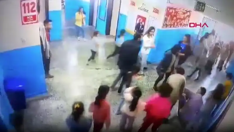 Okulda Bayılan Öğrenciyi Müdür Yardımcısı Hayata Döndürdü: O Anlar