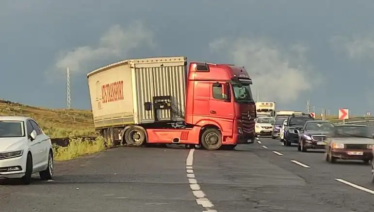 Uzun Araç Kuyrukları: TIR Kaydı ve Yol Kapanması Nedeniyle Sorunlar Büyüyor