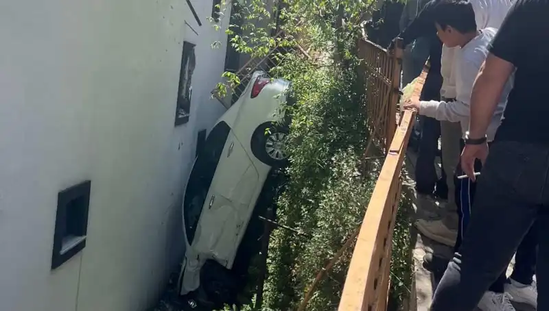 Kağıthane'de Korkunç Kaza: Araç Metrelerce Sürüklendi, Gözler Şoke Oldu!