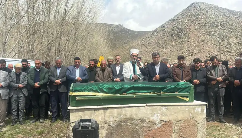 Baba ile Kızlarına Duygusal Veda: Ailede Gözyaşları ve Anılar