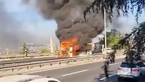 D-100'deki TIR Yangını Sonrası Trafik Felç Oldu