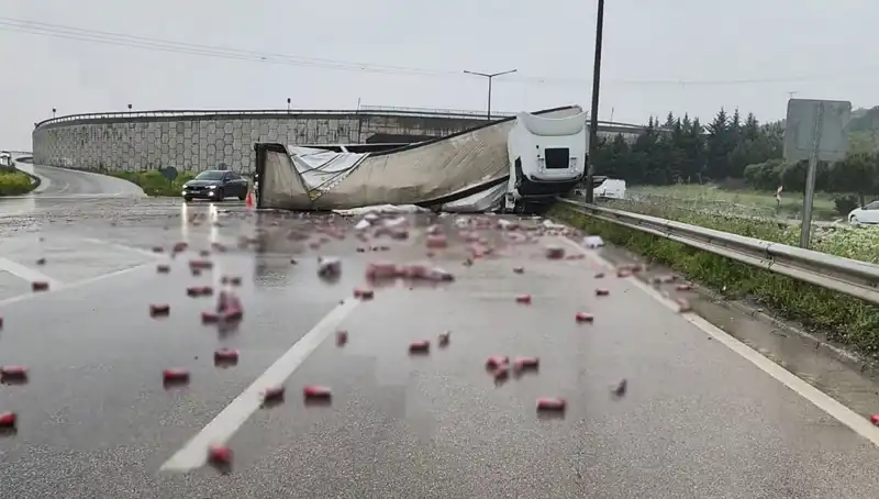Devran TIR'dan İçki Saçıldı: Kaza Sonrası Sokaklar Şenlik Alanına Döndü
