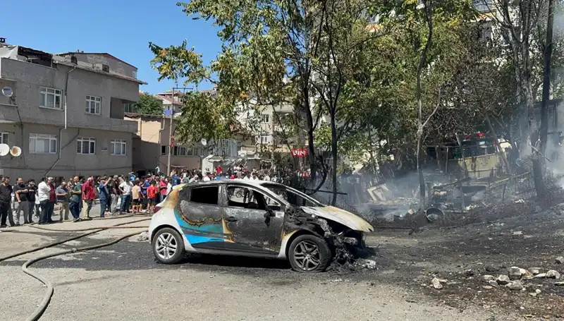 Gecekondudaki Hızla Yayılan Yangın, Park Halindeki Aracı Küle Çevirdi!
