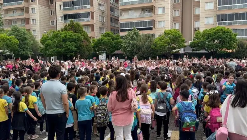 Öğrencilerden Annelerini Duygusal Bir Sürprizle Şaşırtan Etkinlik