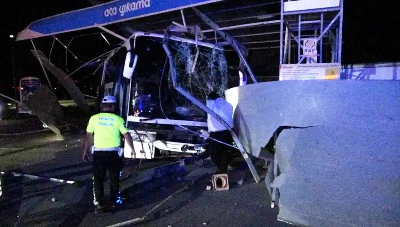 Otobüs Oto Yıkama Alanına Dalınca 8 Kişi Yaralandı