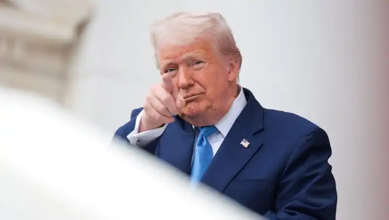 Adalet Bakanlığı’ndan Şok İddia: Trump ve Epstein Belgelerinde İsim Geçiyor!