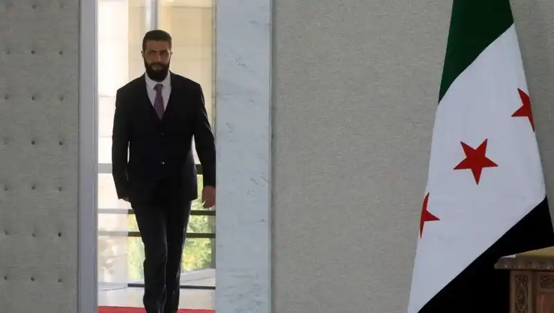 Paris’te Şara-Macron Zirvesi: Fransa, Yeni Suriye için Yardım Vaadinde Bulundu