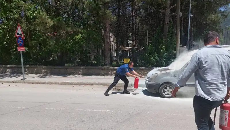 Emniyet Binasının Önünde Yangın: Polis Aracı Kısa Sürede Söndürdü