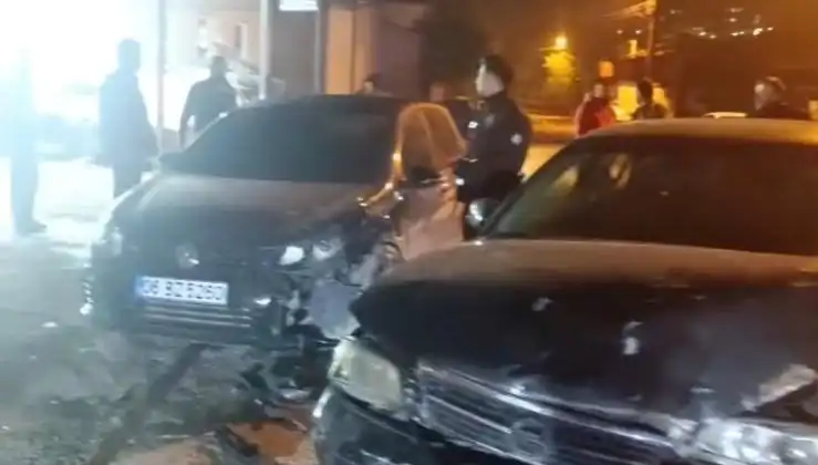 Çevirmeden Kaçarken Çarpışan Araçların Kazası Kameralara Yansıdı