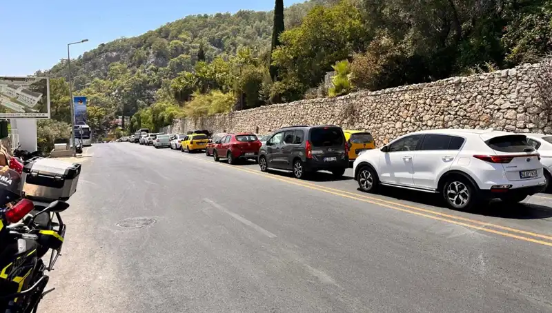 Fethiye-Ölüdeniz Yolunda Tatilci Yoğunluğu: 3 Kilometre Kuyruk Oluştu!