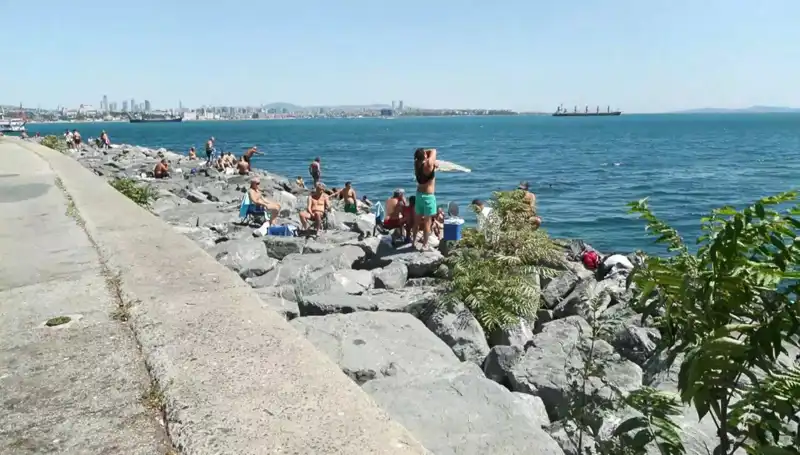 İstanbul'un Sıcacık Güneşinde Sahil Keyfi: Tatil Havası Yeniden Geldi!