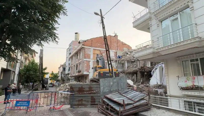 Yıkım Sırasında Kopan Elektrik Kabloları İki Sokak Kararttı